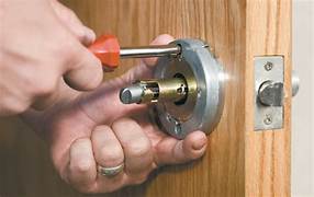 Cerrajero profesional de reparacionesbilbao.com realizando el cambio de un bombín de seguridad en Santander