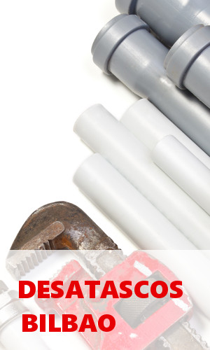 Camión cuba de reparacionesbilbao.com realizando limpieza de alcantarillado a alta presión