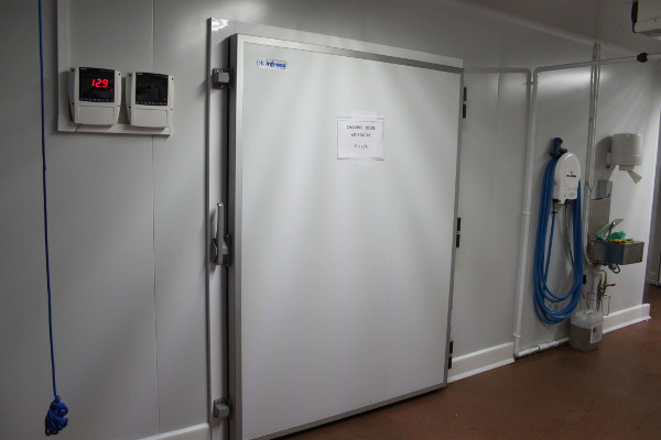 Revisión de compresores y ventiladores en unidad de refrigeración comercial