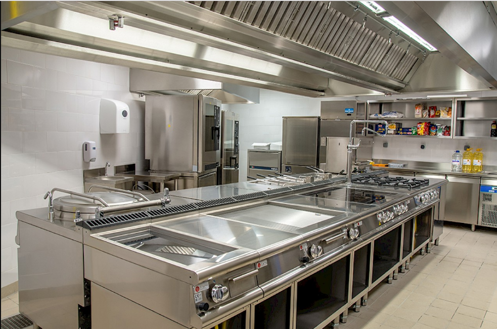 Técnico de reparacionesbilbao.com reparando un horno industrial de cocina profesional