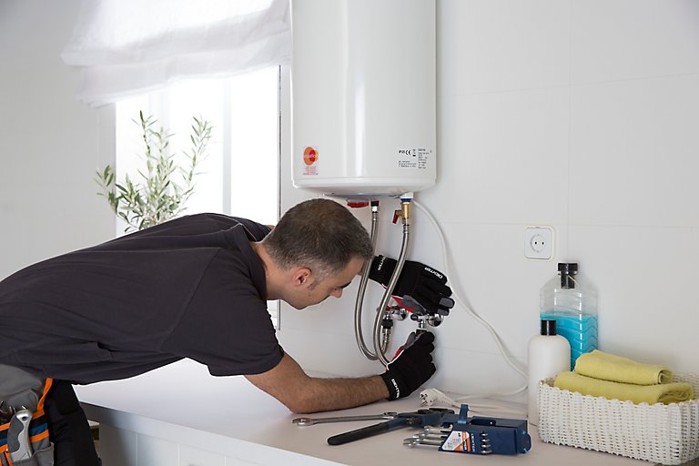 Herramientas profesionales para la instalación y reparación de termos eléctricos