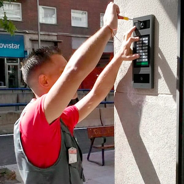 Placa de calle de videoportero con cámara integrada y diseño antivandálico